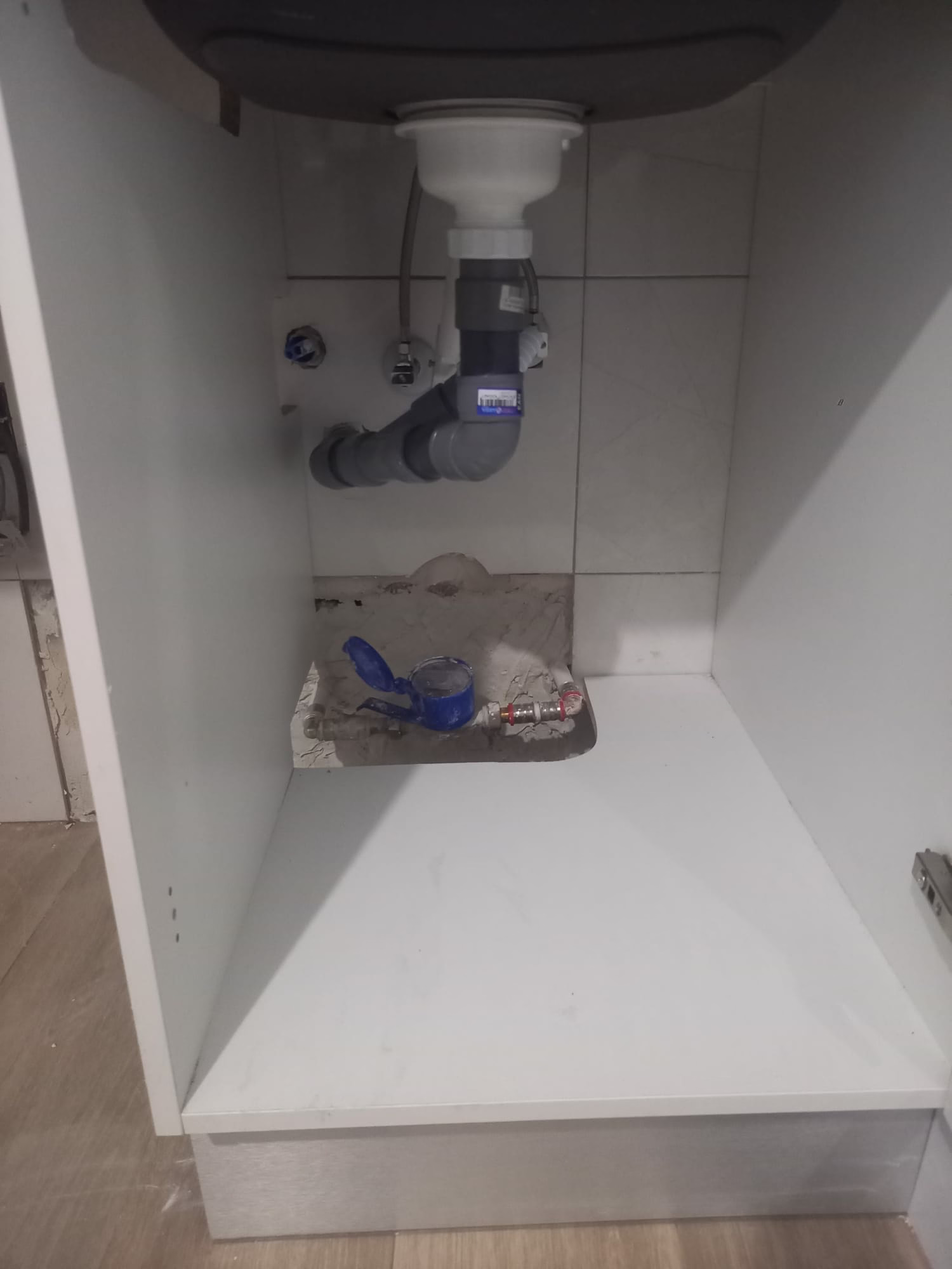 Reparación de fuga de agua en baño Barcelona